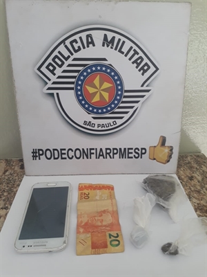 Os policiais da Força Tática apreenderam diversas porções de maconha e dinheiro proveniente do tráfico (Foto: Divulgação/Força Tática)