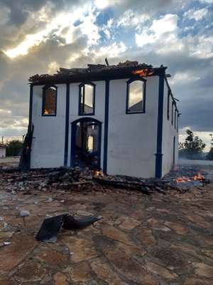 Igrejinha de Diamantina foi destruída pelo fogo — Foto: Corpo de Bombeiros/Divulgação