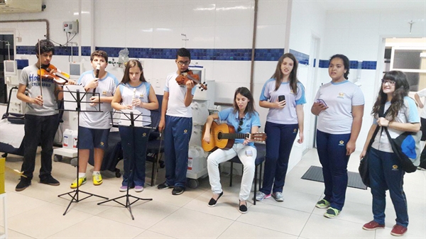 Alunos do Colégio Adventista visitam hospital por meio do projeto Impacto Esperança 