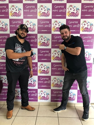 Os cantores Rodrigo Morais e Murilo cantaram a música de trabalho "Pegada Diferenciada" (Foto: A Cidade)