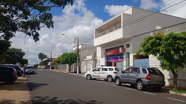 Ao menos cinco bandidos fortemente armados assaltaram um banco na minha desta quinta-feira (14) em Cosmorama (Foto: A Cidade)