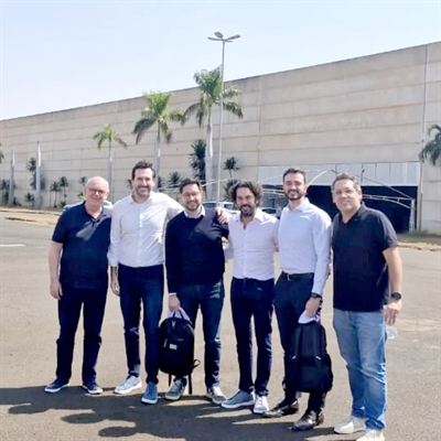 Claudio Vale (de cabelos cacheados ao centro), CEO da CVPar – empresa que assumiu a direção do Shopping de Votuporanga -, tem visitado a cidade com frequência e deve anunciar em breve a retomada das obras (Foto: Redes sociais)