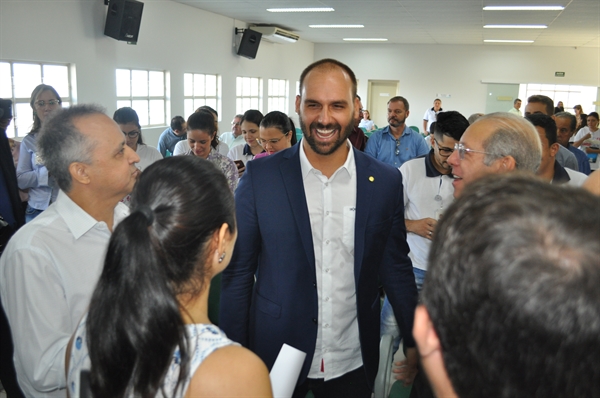 Eduardo Bolsonaro esteve em Votuporanga na manhã desta segunda-feira (25) (Foto: Érika Chausson/A Cidade)