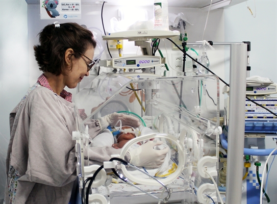 A equipe da Unidade de Terapia Intensiva (UTI) Neonatal da Santa Casa de Votuporanga não pára (Foto: Santa Casa de Votuporanga)