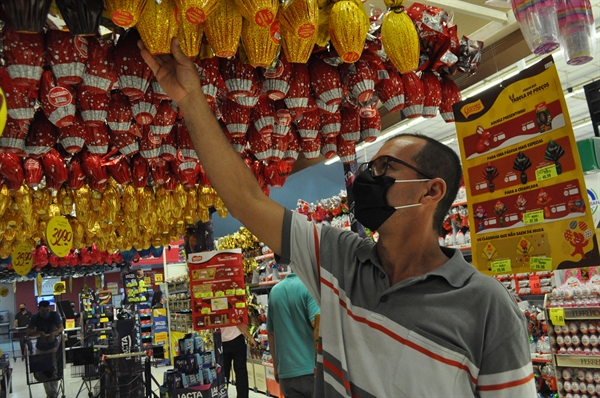 O tratorista Júnior Walgrez disse que apesar de achar os ovos mais caros, pretendia comprar porque 'pelo menos um precisa ter' (Foto: A Cidade)