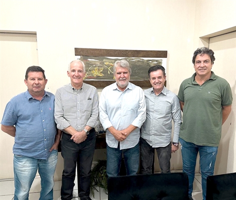 Executivos da Allma Jeep, concessionária que está se instalando na cidade, visitaram o gabinete do prefeito Jorge Seba; inauguração será na segunda  (Foto: Prefeitura de Votuporanga)