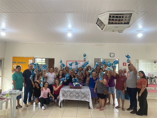 Idosos atendidos pelo Centro de Convivência do Idoso (CCI) receberam ovos de Páscoa  (Foto: Prefeitura de Nova Castilho)