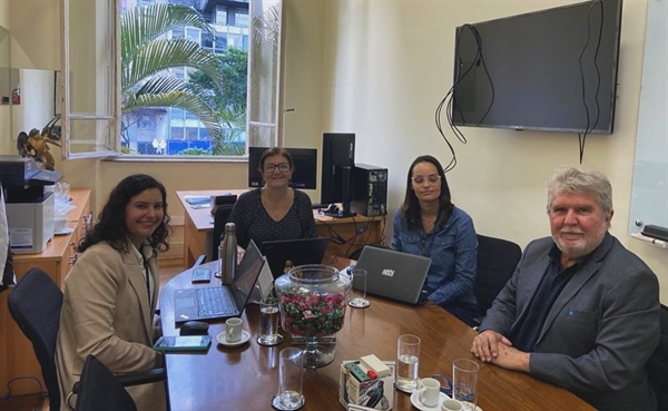 O prefeito Jorge Seba voltou a se reunir com técnicos da Secretaria da Educação para cobrar a construção de uma escola no Pacaembu (Foto: Prefeitura de Votuporanga)