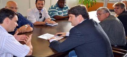 Prefeito assina termo de posse de área da Fepasa