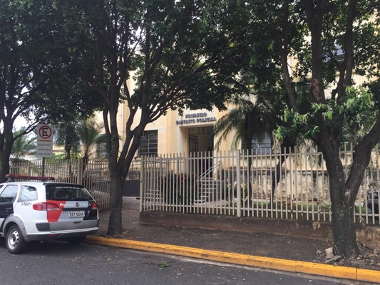 Os policiais conduziram o indiciado até o Primeiro Distrito Policial, onde permaneceu detido  (Foto: Érika Chausson/A Cidade)