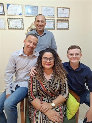 Celma, seu marido Altemir e os filhos Brian e Samuel: uma família guiada por um amor que acolhe e transforma (Foto: Arquivo pessoal)