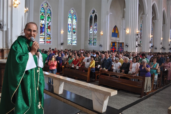 Padre Nino visita cidade e emociona  fiéis durante missa na Igreja Matriz