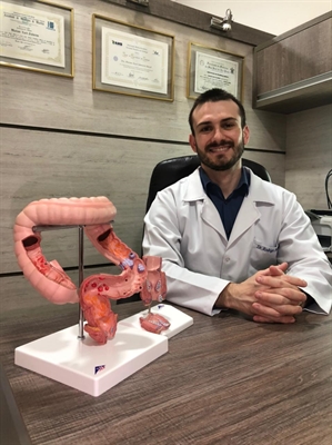 O coloproctologista do SanSaúde, Dr. Rodrigo Padilla, contou que, presente em até 20% da população mundial, é uma doença crônica na maioria dos casos (Foto: Santa Casa de Votuporanga)