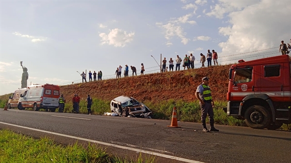 Enquanto fazia a roçagem da margem da rodovia, o trator seguia capital-interior, quando o carro bateu contra ele e saiu da pista (Foto: A Cidade)