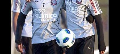 Líder Corinthians enfrenta Inter no Pacaembu