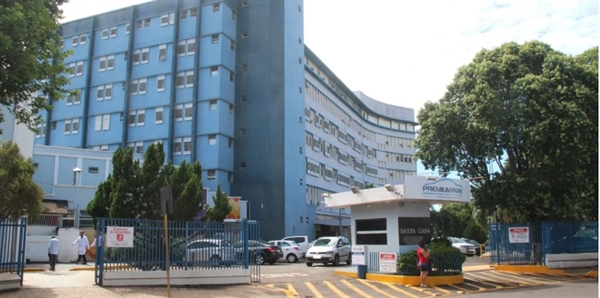 O homem agredido chegou a ser transferido para a Santa Casa de Araçatuba. No entanto, não resistiu aos ferimentos e morreu (Foto: Santa Casa Saúde)