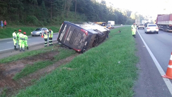  Ônibus de dupla sertaneja George Henrique e Rodrigo tomba na Rodovia Régis Bittencourt após colisão em Itapererica da Serra (Foto: Divulgação/Redes Sociais) 