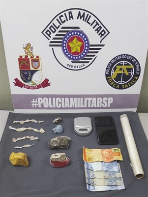 Traficante foi pego com porções de crack e maconha, dentro do veículo que foi ‘penhorado’ por dívida de drogas   (Foto: Divulgação PM)