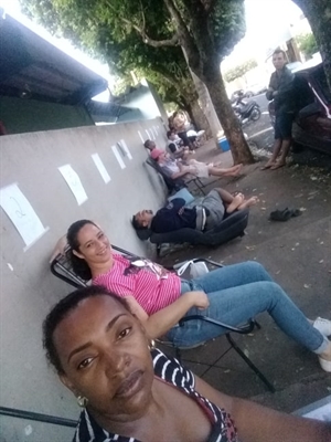 Muitos pais de alunos esperaram muitas horas para fazer a inscrição para as vagas remanescentes na escola SAB (Foto: Arquivo Pessoal)