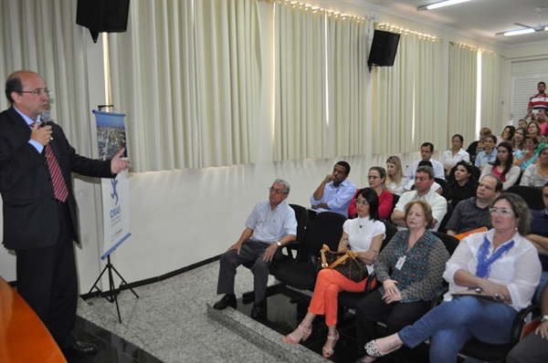 Dado explica lei para representantes de entidades