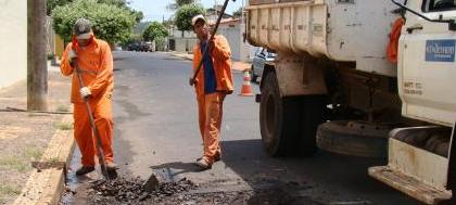 Osvaldo pede tapa-buraco na Zona Norte