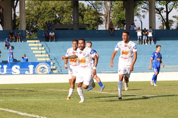 João foi o autor do gol do vitória, por meio de um pênalti, que foi "cavado" pelo atacante Israel, aos 40 minutos do primeiro tempo (Foto: Rafael Bento/CAV)