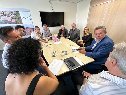 Comitiva comandada pelo prefeito Jorge Seba e pelo deputado estadual Carlão Pignatari cobrou agilidade no desfavelamento (Foto: Assessoria)