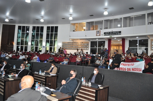 Com faixas nas mãos, servidores públicos municipais participaram da sessão de ontem cobrando um reajuste de 15% no salário (Foto: A Cidade)