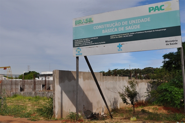 Falta de recursos deixa obra parada na cidade