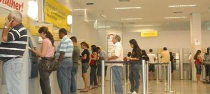 Fiscalização multa duas agências bancárias