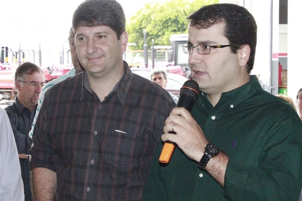 Os irmãos e empresários Junior e Carlinhos Marão foram homenageados com votos de congratulação na Câmara 