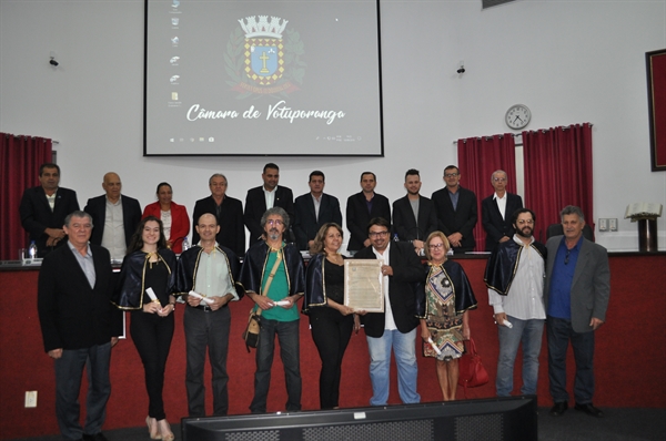 Os membros da Academia de Letras dos Brasil de Votuporanga foram homenageados (Foto: Daniel Castro/A Cidade)