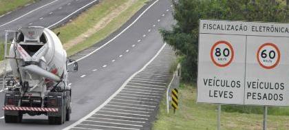 Veículos pesados têm velocidade reduzida a 60 km/h