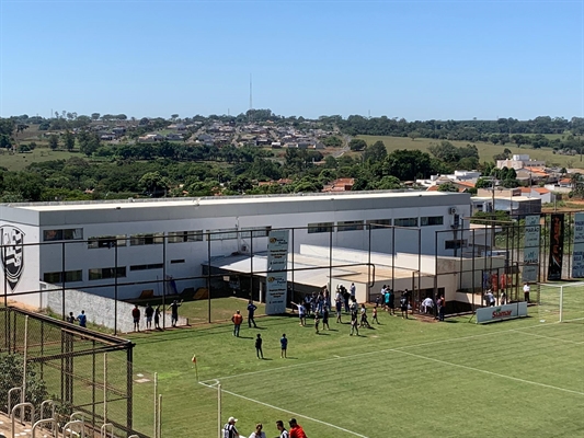 Os jogadores chegaram a trocar socos depois da partida na entrada dos vestiários (Foto: A Cidade)