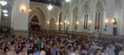 Mais de mil fiéis acompanham missa de um mês
