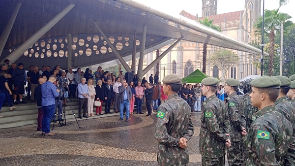 Mesmo com chuva, Ato Cívico em comemoração ao aniversário de Votuporanga reuniu um grande público (Foto: A Cidade)