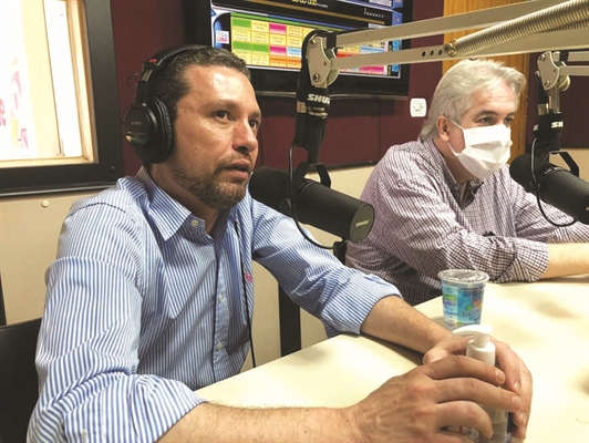 Fausto Pinato estive ontem nos estúdios da rádio Cidade FM (Foto: A Cidade)