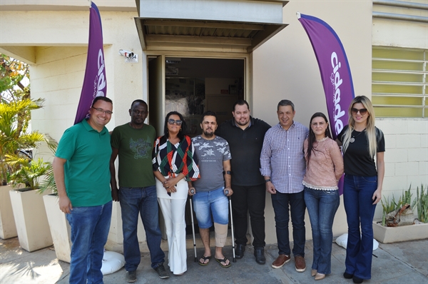 Izar, Chandelly e apoiadores das candidaturas estiveram na manhã de ontem na Cidade FM (Foto:  A Cidade)