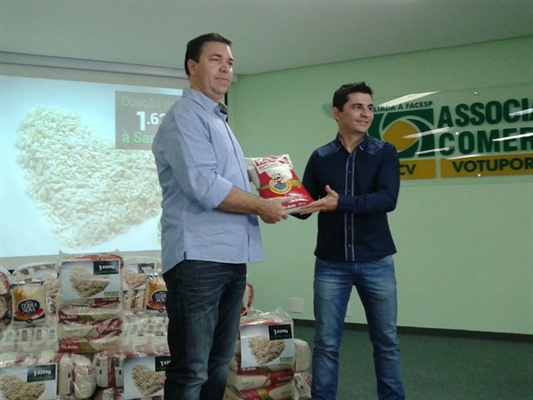 ACV arrecada e doa uma tonelada de arroz para hospital