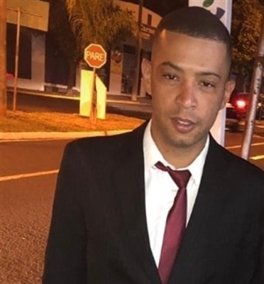 : Erick Fernando de Paula, de 26 anos, era proprietário do bar em que foi alvejado pelos tiros  (Foto: Reprodução)