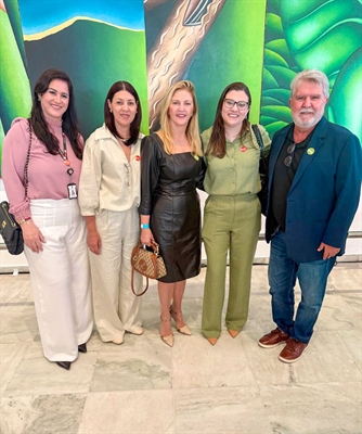 Da direita para esquerda, Jorge Seba, a nova diretora da Drds de Fernandópolis, Ana Paula de Almeida, Rose Seba, Meire Azevedo e a diretora da Drads de Rio Preto Patricia Domingues, durante o lançamento do programa (Foto: Prefeitura de Votuporanga)