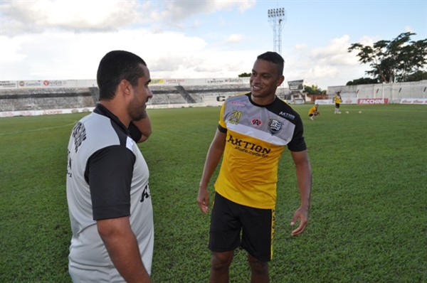 Técnico Marcelo Henrique e Anderson Cavalo brincam em bate-papo após o treino de sexta-feira no Plínio Marin