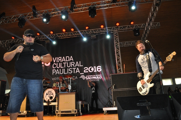 Raimundos é o show com maior público da Virada 