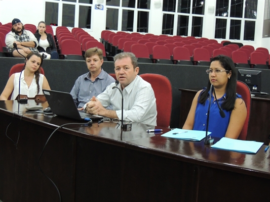 Câmara Municipal vazia para audiência pública