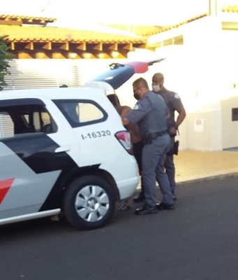 O homem foi preso pela Polícia Militar de Votuporanga após espancar animal e ameaçar o vereador Chandelly Protetor (Foto: Reprodução)