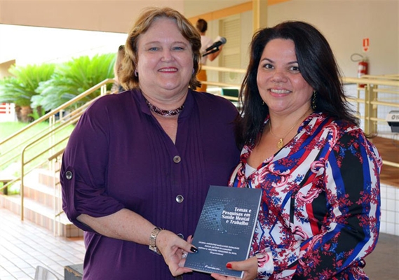 Docentes lançam livro sobre saúde mental e trabalho