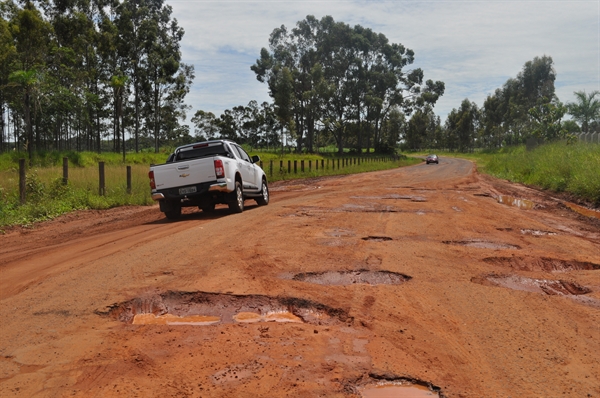 Convênio não sai e Estrada do 27 continua no buraco