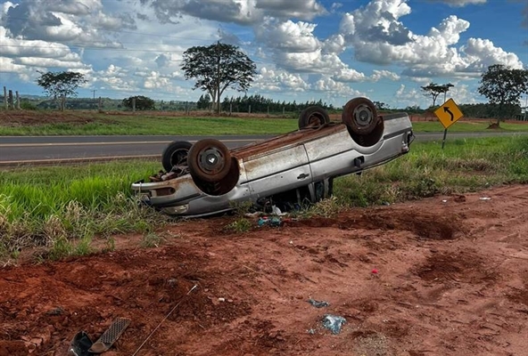 Apesar da gravidade do capotamento, ambas as vítimas conseguiram sair do veículo por conta própria (Foto: Divulgação)