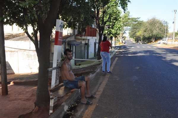 Valdonier mora em Votuporanga há 43 anos, sendo que há 40 vive na residência que fica em frente ao ponto de ônibus (Foto: Aline Ruiz/A Cidade)