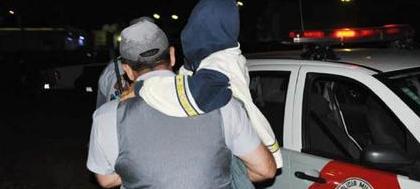 Criança é abandonada em carro enquanto pai vai a festa